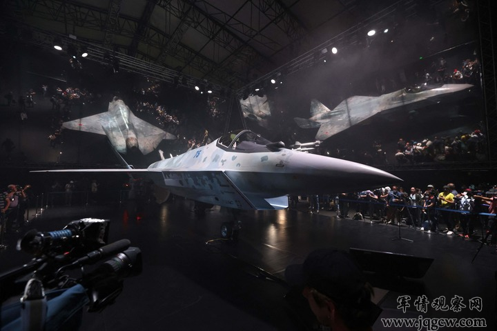 7月20日，俄罗斯新型单发动机第五代战斗机的原型机在茹科夫斯基市举办的莫斯科航展上亮相。新华社/法新