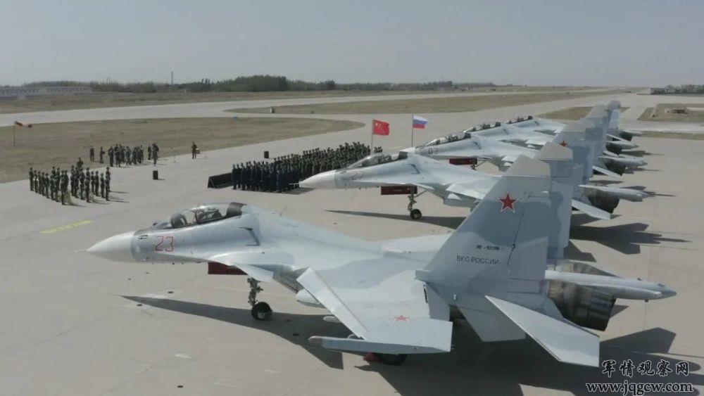 俄军5架苏-30战机整齐列队，中俄两国国旗迎风招展