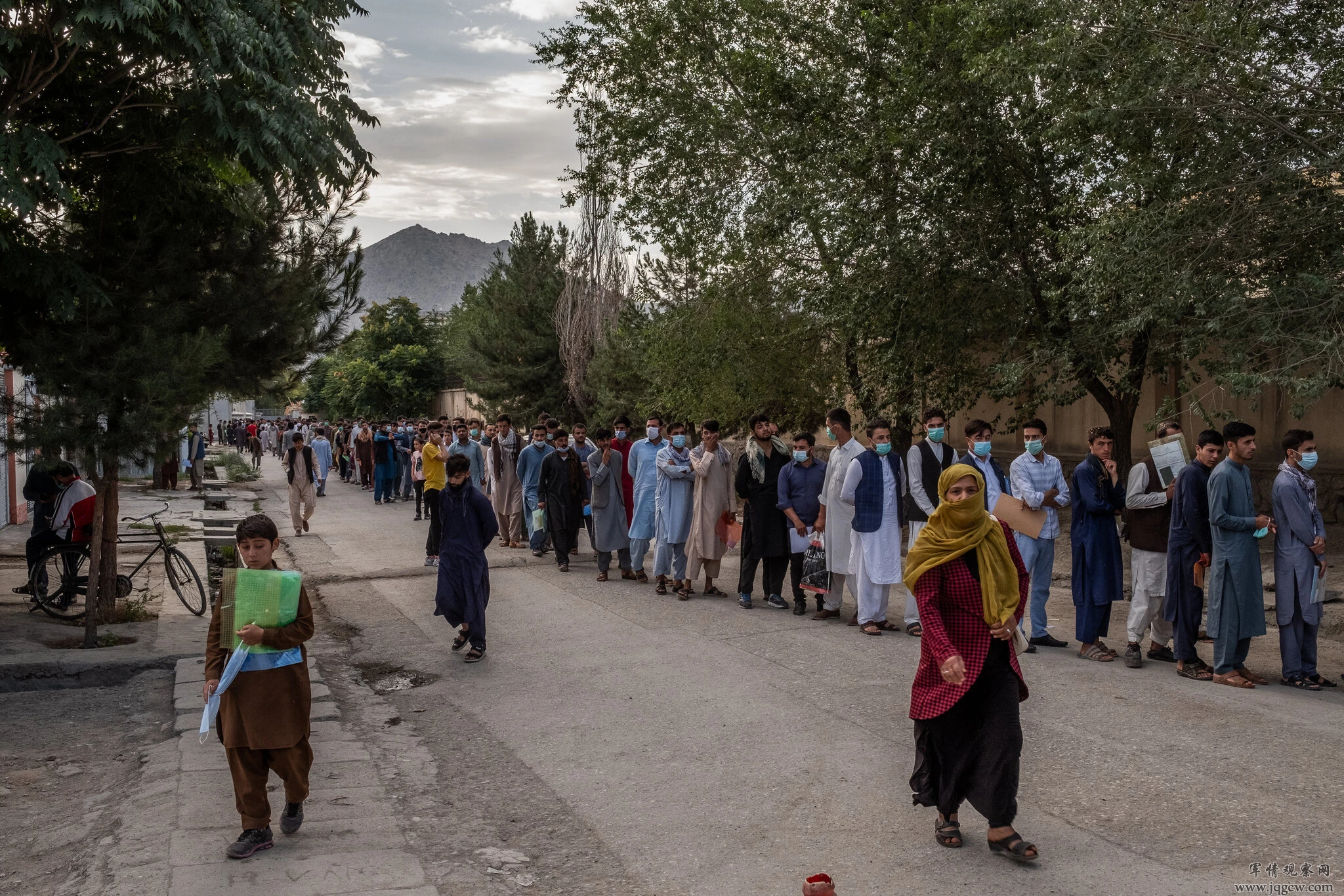 在喀布尔的护照部门排队的阿富汗人，阿富汗局势引发了欧洲对难民潮的担忧 图源：社交媒体